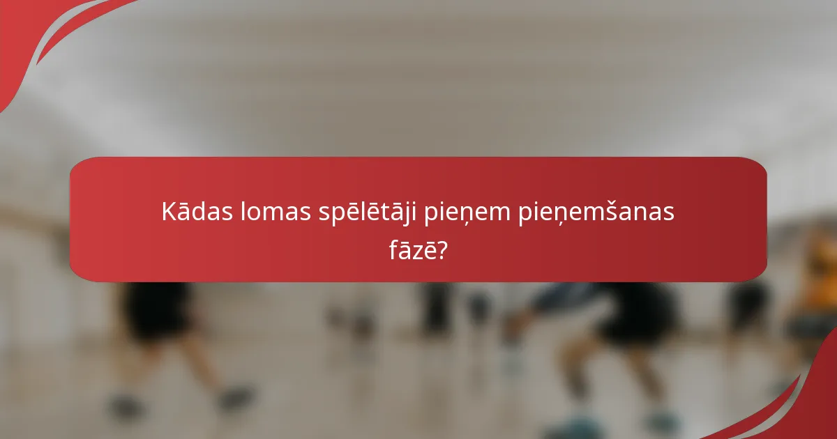 Kādas lomas spēlētāji pieņem pieņemšanas fāzē?
