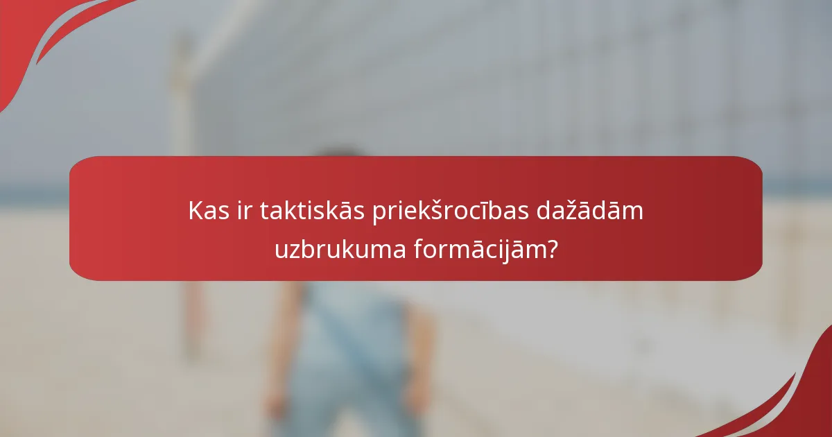 Kas ir taktiskās priekšrocības dažādām uzbrukuma formācijām?